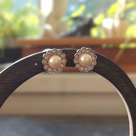 Vtg cultured pearl and rhinestone gold tone halo studs - Picture 4 of 7